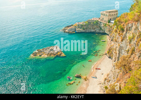 Blick auf den Strand und cerniola cauco Schloss mit Menschen entspannend von Hill Top an sonnigen Sommertag im kleinen Dorf erchie, Amalfi, Italien Stockfoto