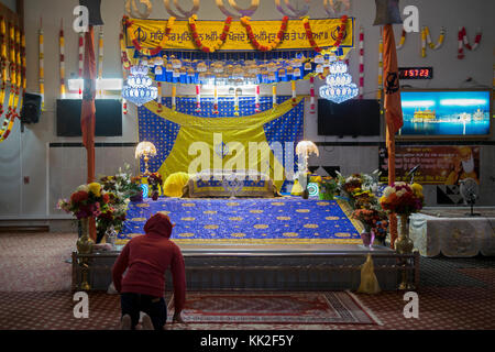 Eine einzelne Anbeter in der Baba Makhan Shah Lobana Sikh Center auf 101 Avenue in Richmond Hill, Queens, New York City Stockfoto