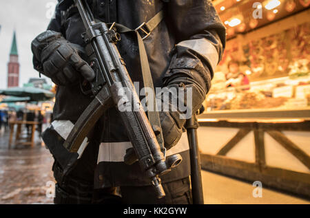 Frankfurt am Main, Deutschland. November 2017. Ein mit einem Maschinengewehr bewaffneter Polizist geht am 27. November 2017 über das Gelände des Weihnachtsmarktes in Frankfurt am Main. Zusätzlich zu den Uniformoffizieren sind in diesem Jahr mehrere Offiziere in normaler Kleidung beschäftigt. Quelle: Boris Roessler/dpa/Alamy Live News Stockfoto