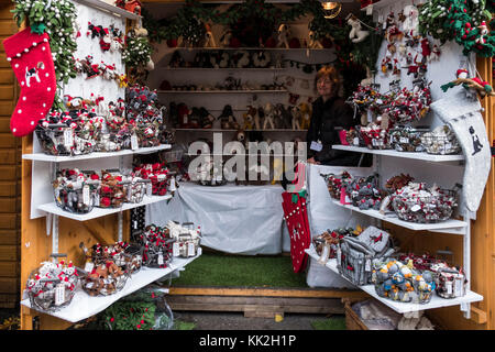 Winchester, UK. 27. November 2017. Viele Leute einkaufen bei Winchester Weihnachtsmarkt mit einer tollen Atmosphäre und Weihnachtslieder spielen Die thtrough Cathedrel Grundstück. Credit: Paul Chambers/Alamy leben Nachrichten Stockfoto