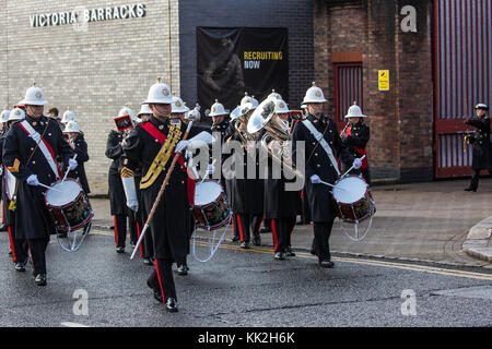 Windsor, Großbritannien. 27 Nov, 2017. Die Band der Royal Marines führt Royal Navy Sailors den Wachwechsel Zeremonie durchführen an Windsor Castle zum ersten Mal. 80 - sechs Segler haben am Sitz der Royal Navy in Portsmouth ausgebildet worden, die Zeremonie in den letzten Monat zu tragen als Teil einer Reihe von Veranstaltungen zu markieren 2017 als "Jahr der Marine'. Credit: Mark kerrison/alamy leben Nachrichten Stockfoto