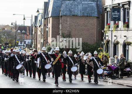 Windsor, Großbritannien. 27 Nov, 2017. Die Band der Royal Marines führt Royal Navy Sailors den Wachwechsel Zeremonie durchführen an Windsor Castle zum ersten Mal. 80 - sechs Segler haben am Sitz der Royal Navy in Portsmouth ausgebildet worden, die Zeremonie in den letzten Monat zu tragen als Teil einer Reihe von Veranstaltungen zu markieren 2017 als "Jahr der Marine'. Credit: Mark kerrison/alamy leben Nachrichten Stockfoto