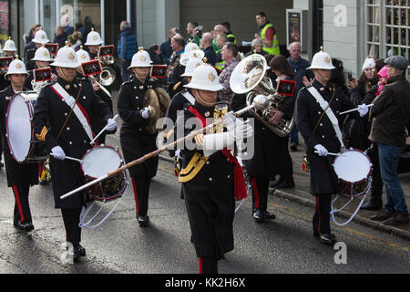 Windsor, Großbritannien. 27 Nov, 2017. Die Band der Royal Marines führt Royal Navy Sailors den Wachwechsel Zeremonie durchführen an Windsor Castle zum ersten Mal. 80 - sechs Segler haben am Sitz der Royal Navy in Portsmouth ausgebildet worden, die Zeremonie in den letzten Monat zu tragen als Teil einer Reihe von Veranstaltungen zu markieren 2017 als "Jahr der Marine'. Credit: Mark kerrison/alamy leben Nachrichten Stockfoto