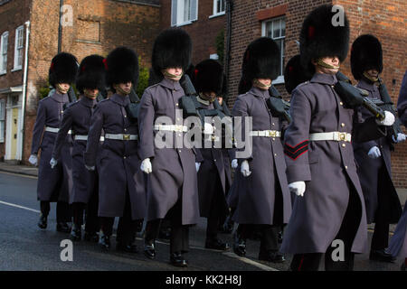 Windsor, Großbritannien. 27 Nov, 2017. Coldstream Guards die Rückkehr der Wachwechsel Zeremonie im Schloss Windsor durchführen. Segler aus der Royal Navy, die vorher die Wache zum ersten Mal geändert hatte im Schloss Windsor. Credit: Mark kerrison/alamy leben Nachrichten Stockfoto