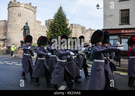 Windsor, Großbritannien. 27 Nov, 2017. Coldstream Guards die Rückkehr der Wachwechsel Zeremonie im Schloss Windsor durchführen. Segler aus der Royal Navy, die vorher die Wache zum ersten Mal geändert hatte im Schloss Windsor. Credit: Mark kerrison/alamy leben Nachrichten Stockfoto