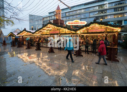 Berlin, Deutschland. Nov. 2017. Der Weihnachtsmarkt beginnt am Breitscheidplatz am Tatort des Lkw-Terroranschlags im Jahr 2016. Als Sicherheitsmaßnahme wurden in diesem Jahr Betonblöcke an den Markteingängen installiert. Kredit: Iain Masterton/Alamy Live News Stockfoto