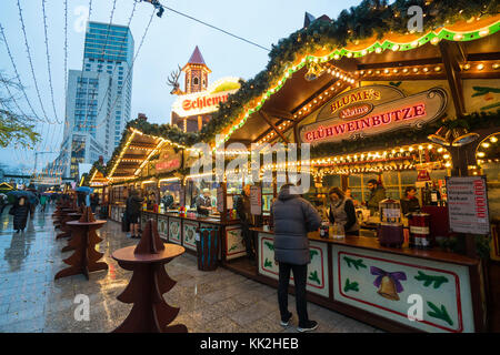 Berlin, Deutschland. Nov. 2017. Der Weihnachtsmarkt beginnt am Breitscheidplatz am Tatort des Lkw-Terroranschlags im Jahr 2016. Als Sicherheitsmaßnahme wurden in diesem Jahr Betonblöcke an den Markteingängen installiert. Kredit: Iain Masterton/Alamy Live News Stockfoto