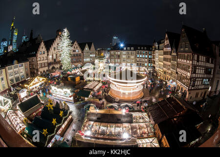 Frankfurt am Main, Deutschland. November 2017. Der traditionelle Weihnachtsmarkt wird bei seiner Eröffnung am Roemerberg in Frankfurt am Main am 27. November 2017 mit festlichen Lichtern beleuchtet. Wie in den vergangenen Jahren erwarten die Veranstalter mehrere Millionen Besucher. Quelle: Boris Roessler/dpa/Alamy Live News Stockfoto