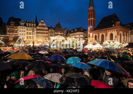 Frankfurt am Main, Deutschland. November 2017. Das Publikum wartet auf die Eröffnung des Weihnachtsmarktes am Roemerberg in Frankfurt am Main, 27. November 2017. Hessens größter Weihnachtsmarkt eröffnet am 27. November 2017. Quelle: Fabian Sommer/dpa/Alamy Live News Stockfoto