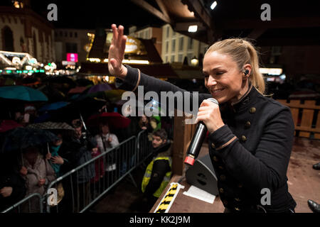 Frankfurt am Main, Deutschland. November 2017. Popsängerin Michelle tritt am 27. November 2017 zur Eröffnung des Weihnachtsmarktes am Roemerberg in Frankfurt am Main auf. Der Weihnachtsmarkt ist der größte seiner Art in Hessen. Quelle: Fabian Sommer/dpa/Alamy Live News Stockfoto