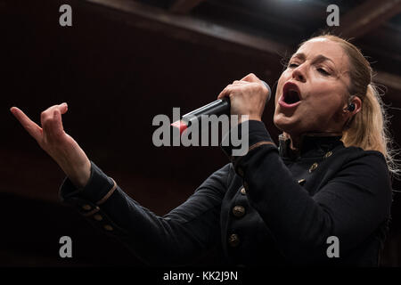 Frankfurt am Main, Deutschland. November 2017. Popsängerin Michelle tritt am 27. November 2017 zur Eröffnung des Weihnachtsmarktes am Roemerberg in Frankfurt am Main auf. Der Weihnachtsmarkt ist der größte seiner Art in Hessen. Quelle: Fabian Sommer/dpa/Alamy Live News Stockfoto