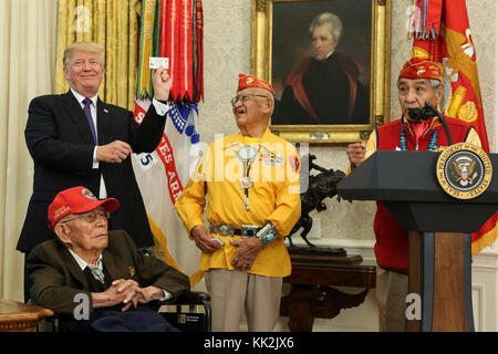 Der Präsident der Vereinigten Staaten Donald J. Trump veranstaltet am 27. Oktober 2017 in Washington, DC eine Veranstaltung zur Ehrung der Native American Code Talkers im Oval Office des Weißen Hauses. Gutschrift: Oliver Contreras/Pool über CNP/MediaPunch Stockfoto