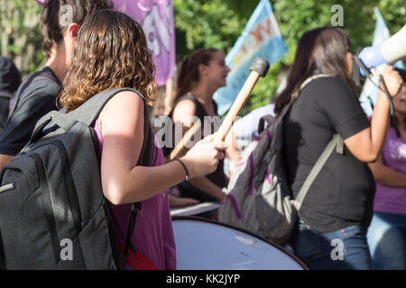 La Plata, Argentinien. 27 Nov, 2017. Dutzende von Frauen zusammen mit sozialen und politischen Organisationen beteiligen sich an diesem Nachmittag von einem März am Tag der Kampf gegen die Gewalt gegen Frauen, die von der Avenue 1 gestartet und 63 (wo Johana wurde zuletzt gesehen) an die Regierung. Credit: Federico Julien/Alamy leben Nachrichten Stockfoto