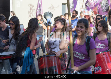 La Plata, Argentinien. 27 Nov, 2017. Dutzende von Frauen zusammen mit sozialen und politischen Organisationen beteiligen sich an diesem Nachmittag von einem März am Tag der Kampf gegen die Gewalt gegen Frauen, die von der Avenue 1 gestartet und 63 (wo Johana wurde zuletzt gesehen) an die Regierung. Credit: Federico Julien/Alamy leben Nachrichten Stockfoto