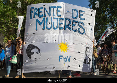 La Plata, Argentinien. 27 Nov, 2017. Dutzende von Frauen zusammen mit sozialen und politischen Organisationen beteiligen sich an diesem Nachmittag von einem März am Tag der Kampf gegen die Gewalt gegen Frauen, die von der Avenue 1 gestartet und 63 (wo Johana wurde zuletzt gesehen) an die Regierung. Credit: Federico Julien/Alamy leben Nachrichten Stockfoto