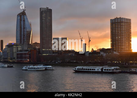 Waterloo Bridge, London, Großbritannien. November 2017. Sonnenaufgang über London von der Waterloo Bridge. Quelle: Matthew Chattle/Alamy Live News Stockfoto