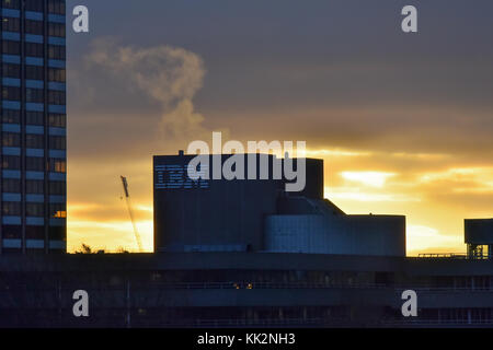 Waterloo Bridge, London, Großbritannien. November 2017. Sonnenaufgang über London von der Waterloo Bridge. Quelle: Matthew Chattle/Alamy Live News Stockfoto