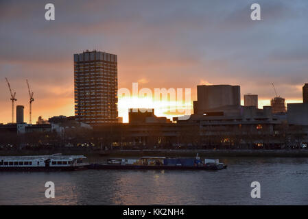 Waterloo Bridge, London, Großbritannien. November 2017. Sonnenaufgang über London von der Waterloo Bridge. Quelle: Matthew Chattle/Alamy Live News Stockfoto