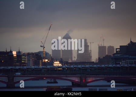 Waterloo Bridge, London, Großbritannien. November 2017. Sonnenaufgang über London von der Waterloo Bridge. Quelle: Matthew Chattle/Alamy Live News Stockfoto