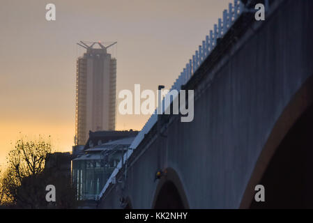 Waterloo Bridge, London, Großbritannien. November 2017. Sonnenaufgang über London von der Waterloo Bridge. Quelle: Matthew Chattle/Alamy Live News Stockfoto