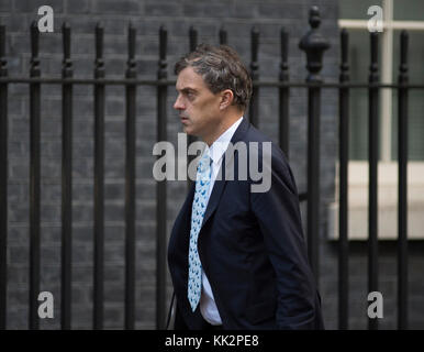 Downing Street, London, UK. 28. November 2017. Julian Smith, Chief Whip, kommt in der Downing Street für die wöchentliche Kabinettssitzung. Credit: Malcolm Park/Alamy Leben Nachrichten. Stockfoto