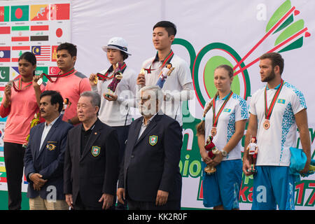 Dhaka, Bangladesch. 28. November 2017. Südkorea gewann das erste Bogenschießen Goldmedaille des 20. asiatischen Bogenschießen Meisterschaft schlagen Indien von 157-153 Punkten in der zusammengesetzten gemischten Team Event Finale am Dienstag am Bangabandhu National Stadium, Dhaka, Bangladesch. Insgesamt 33 Länder konkurrieren um die 10 Goldmedaillen in den Meisterschaften. Der 20 asiatischen Bogenschießen Meisterschaft 2017, beginnt, Dhaka, Bangladesch am Samstag (25. November) zum ersten Mal in Bangladesch unter der Schirmherrschaft von Bangladesch Bogenschießen Föderation (BAF) und World Archery Asien (WAA). Azim Khan Ronnie/Alamy leben Nachrichten Stockfoto