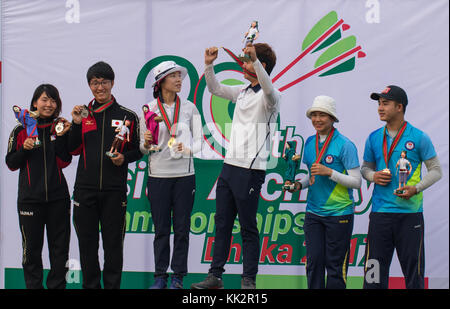 Dhaka, Bangladesch. 28. November 2017. Südkorea gewann das erste Bogenschießen Goldmedaille des 20. asiatischen Bogenschießen Meisterschaft schlagen Indien von 157-153 Punkten in der zusammengesetzten gemischten Team Event Finale am Dienstag am Bangabandhu National Stadium, Dhaka, Bangladesch. Insgesamt 33 Länder konkurrieren um die 10 Goldmedaillen in den Meisterschaften. Der 20 asiatischen Bogenschießen Meisterschaft 2017, beginnt, Dhaka, Bangladesch am Samstag (25. November) zum ersten Mal in Bangladesch unter der Schirmherrschaft von Bangladesch Bogenschießen Föderation (BAF) und World Archery Asien (WAA). Azim Khan Ronnie/Alamy leben Nachrichten Stockfoto