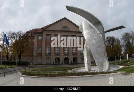 Berlin, Deutschland. November 2017. Die Skulptur „Wing“ des polnischen Künstlers Daniel Libeskind ragt am 12. November 2017 vor dem Verwaltungsgebäude der Siemens-Firma in Berlin in den Himmel. Quelle: Paul Zinken/dpa/Alamy Live News Stockfoto