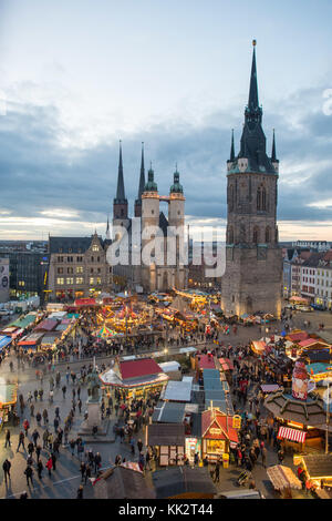 Halle an der Saale, Deutschland. November 2017. Besucher laufen über den weihnachtsmarkt in Halle an der Saale, Deutschland, 28. November 2017. Der weihnachtsmarkt wurde am späten Nachmittag eröffnet und läuft bis zum 23. Dezember 2017. Die Marktkirche Unser Lieben Frauen (L) und der Rote Turm (R) reichen in den Himmel im Hintergrund. Foto: Klaus-Dietmar Gabbert/dpa-Zentralbild/dpa Stockfoto