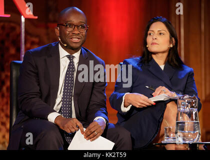 London, Großbritannien. 27 Nov, 2017. Konservative Abgeordnete Sam Gyimah und Priti Patel während einer Podiumsdiskussion für die Spectator Zeitschrift am Emmanuel Centre, London Credit: Ben Queenborough/Alamy leben Nachrichten Stockfoto