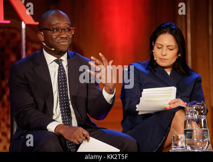 London, Großbritannien. 27 Nov, 2017. Konservative Abgeordnete Sam Gyimah und Priti Patel während einer Podiumsdiskussion für die Spectator Zeitschrift am Emmanuel Centre, London Credit: Ben Queenborough/Alamy leben Nachrichten Stockfoto