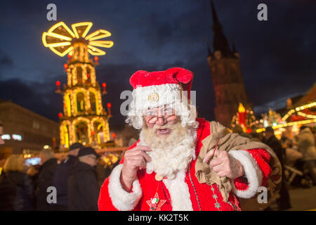 Halle an der Saale, Deutschland. November 2017. Peter Duehring, der als Weihnachtsmann gekleidet ist, läuft am 28. November 2017 über den weihnachtsmarkt in Halle an der Saale. Der weihnachtsmarkt wurde am späten Nachmittag eröffnet und läuft bis zum 23. Dezember 2017. Foto: Klaus-Dietmar Gabbert/dpa-Zentralbild/dpa Stockfoto