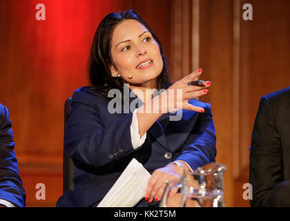 London, Großbritannien. 27 Nov, 2017. Priti Patel MP während einer Podiumsdiskussion für die Spectator Zeitschrift am Emmanuel Centre, London Credit: Ben Queenborough/Alamy leben Nachrichten Stockfoto