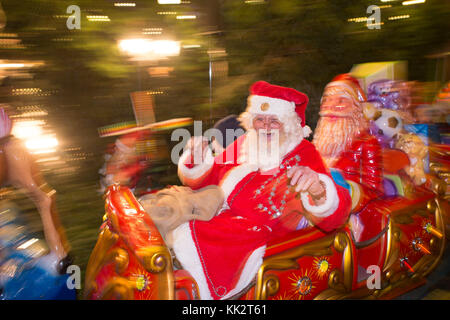 Halle an der Saale, Deutschland. November 2017. Peter Duehring, der als Weihnachtsmann gekleidet ist, genießt am 28. November 2017 eine fröhliche Fahrt auf dem weihnachtsmarkt in Halle an der Saale. Der weihnachtsmarkt wurde am späten Nachmittag eröffnet und läuft bis zum 23. Dezember 2017. Foto: Klaus-Dietmar Gabbert/dpa-Zentralbild/dpa Stockfoto