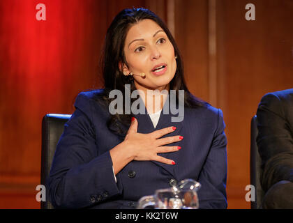 London, Großbritannien. 27 Nov, 2017. Priti Patel MP während einer Podiumsdiskussion für die Spectator Zeitschrift am Emmanuel Centre, London Credit: Ben Queenborough/Alamy leben Nachrichten Stockfoto