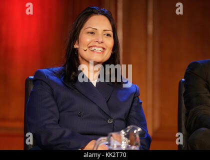 London, Großbritannien. 27 Nov, 2017. Priti Patel MP während einer Podiumsdiskussion für die Spectator Zeitschrift am Emmanuel Centre, London Credit: Ben Queenborough/Alamy leben Nachrichten Stockfoto