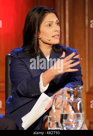 Priti Patel MP während einer Podiumsdiskussion für die Spectator Zeitschrift am Emmanuel Centre, London Stockfoto