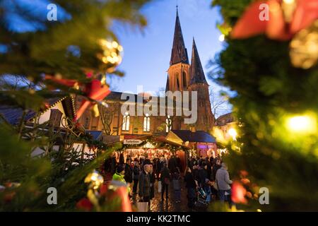 Oldenburg, Deutschland. November 2017. Besucher stehen vor der Kirche St. Lamberti während der Eröffnung des Lambertimarktes in Oldenburg, Deutschland, am 28. November 2017. Der Lambertimarkt ist ein klassischer weihnachtsmarkt. Quelle: Mohssen Assanimoghaddam/dpa/Alamy Live News Stockfoto