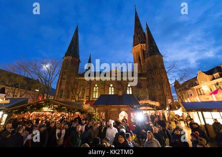 Oldenburg, Deutschland. November 2017. Besucher stehen vor der Kirche St. Lamberti während der Eröffnung des Lambertimarktes in Oldenburg, Deutschland, am 28. November 2017. Der Lambertimarkt ist ein klassischer weihnachtsmarkt. Quelle: Mohssen Assanimoghaddam/dpa/Alamy Live News Stockfoto