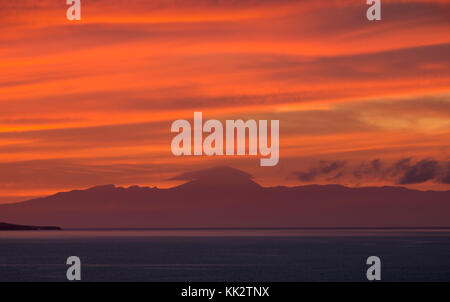 Las Palmas, Gran Canaria, Kanarische Inseln, Spanien. 28, November, 2017. Wetter: eine linsenförmige cloud Kappen der Gipfel von Spaniens höchsten Berg/Vulkan El Teide, 3,178 m (12,198 ft) auf Teneriffa wie der Himmel mit Farbe bei Sonnenuntergang explodiert. Bild aus einer Entfernung von ca. 50 Meilen von der benachbarten Insel Gran Canaria. Credit: Alan Dawson/alamy leben Nachrichten Stockfoto