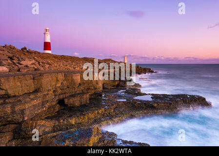 Portland Bill, Dorset, Großbritannien. 28. November 2017. UK Wetter. Rosa Farbtöne im fast wolkenlosen Himmel über der Leuchtturm von Portland Bill an der Jurassic Coast von Dorset an einem klaren kalten Nachmittag kurz nach Sonnenuntergang. Foto: Graham Jagd-/Alamy leben Nachrichten Stockfoto