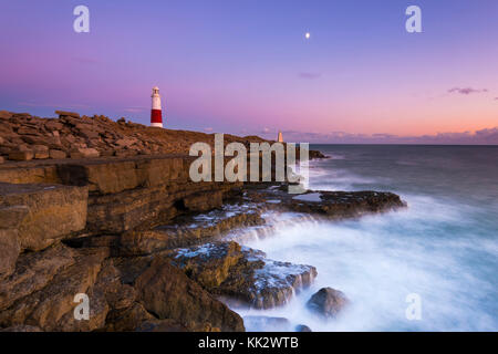 Portland Bill, Dorset, Großbritannien. 28. November 2017. UK Wetter. Rosa Farbtöne im fast wolkenlosen Himmel über der Leuchtturm von Portland Bill an der Jurassic Coast von Dorset an einem klaren kalten Nachmittag kurz nach Sonnenuntergang mit einem halben Mond im Himmel. Foto: Graham Jagd-/Alamy leben Nachrichten Stockfoto