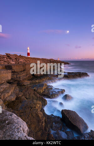 Portland Bill, Dorset, Großbritannien. 28. November 2017. UK Wetter. Rosa Farbtöne im fast wolkenlosen Himmel über der Leuchtturm von Portland Bill an der Jurassic Coast von Dorset an einem klaren kalten Nachmittag kurz nach Sonnenuntergang mit einem halben Mond im Himmel. Foto: Graham Jagd-/Alamy leben Nachrichten Stockfoto