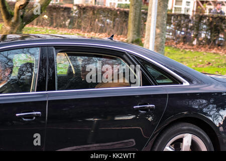 Stoke-on-Trent, Großbritannien. 28 Nov, 2017. Prinz Charles und die Herzogin von Cornwall links Stoke-on-Trent nach einem Tag der Royal Engagements über der königliche Hubschrauber, das war am Hanley Park, Stoke-on-Trent. Das königliche Paar begrüßt Anhänger durch den Park, sowie die Mitarbeiter, bevor Sie sich an Bord der königliche Hubschrauber. Stockfoto