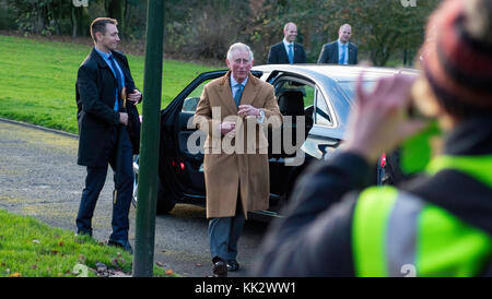 Stoke-on-Trent, Großbritannien. 28 Nov, 2017. Prinz Charles und die Herzogin von Cornwall links Stoke-on-Trent nach einem Tag der Royal Engagements über der königliche Hubschrauber, das war am Hanley Park, Stoke-on-Trent. Das königliche Paar begrüßt Anhänger durch den Park, sowie die Mitarbeiter, bevor Sie sich an Bord der königliche Hubschrauber. Stockfoto