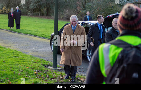 Stoke-on-Trent, Großbritannien. 28 Nov, 2017. Prinz Charles und die Herzogin von Cornwall links Stoke-on-Trent nach einem Tag der Royal Engagements über der königliche Hubschrauber, das war am Hanley Park, Stoke-on-Trent. Das königliche Paar begrüßt Anhänger durch den Park, sowie die Mitarbeiter, bevor Sie sich an Bord der königliche Hubschrauber. Stockfoto