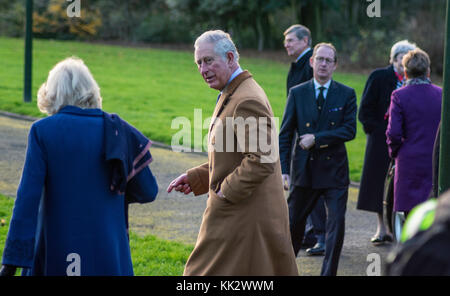 Stoke-on-Trent, Großbritannien. 28 Nov, 2017. Prinz Charles und die Herzogin von Cornwall links Stoke-on-Trent nach einem Tag der Royal Engagements über der königliche Hubschrauber, das war am Hanley Park, Stoke-on-Trent. Das königliche Paar begrüßt Anhänger durch den Park, sowie die Mitarbeiter, bevor Sie sich an Bord der königliche Hubschrauber. Stockfoto