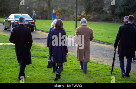 Stoke-on-Trent, Großbritannien. 28 Nov, 2017. Prinz Charles und die Herzogin von Cornwall links Stoke-on-Trent nach einem Tag der Royal Engagements über der königliche Hubschrauber, das war am Hanley Park, Stoke-on-Trent. Das königliche Paar begrüßt Anhänger durch den Park, sowie die Mitarbeiter, bevor Sie sich an Bord der königliche Hubschrauber. Stockfoto