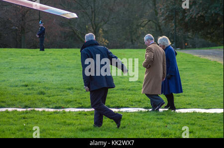 Stoke-on-Trent, Großbritannien. 28 Nov, 2017. Prinz Charles und die Herzogin von Cornwall links Stoke-on-Trent nach einem Tag der Royal Engagements über der königliche Hubschrauber, das war am Hanley Park, Stoke-on-Trent. Das königliche Paar begrüßt Anhänger durch den Park, sowie die Mitarbeiter, bevor Sie sich an Bord der königliche Hubschrauber. Stockfoto