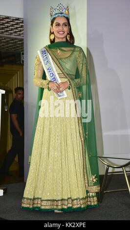 Mumbai, Indien. November 2017. Nach 17 Jahren gewann Indien den Miss World-Wettbewerb. Miss World 2017 Gewinnerin „Manushi Chhillar“ nimmt an der Pressekonferenz in Mumbai Teil, als sie von China im St. Regis Hotel in Mumbai nach Indien zurückkehrt. Quelle: SOPA/ZUMA Wire/Alamy Live News Stockfoto